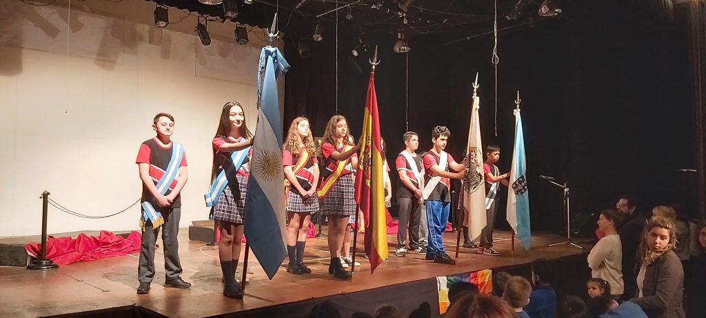 Danzas tradicionales gallegas con trajes típicos y banderas