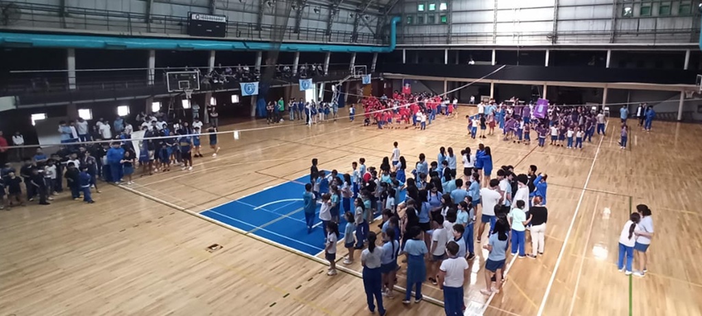 Estudiantes de todos los niveles reunidos en el gimnasio del Centro Galicia