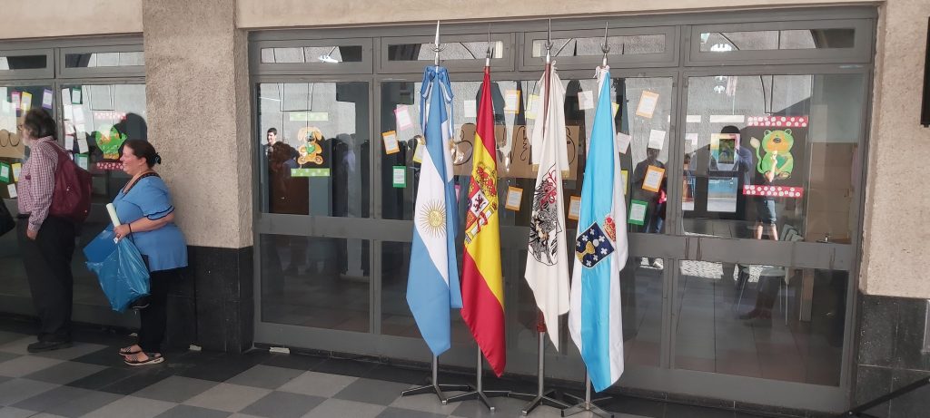 Hall de entrada de la sede Mitre con las banderas de Galicia, España y Argentina