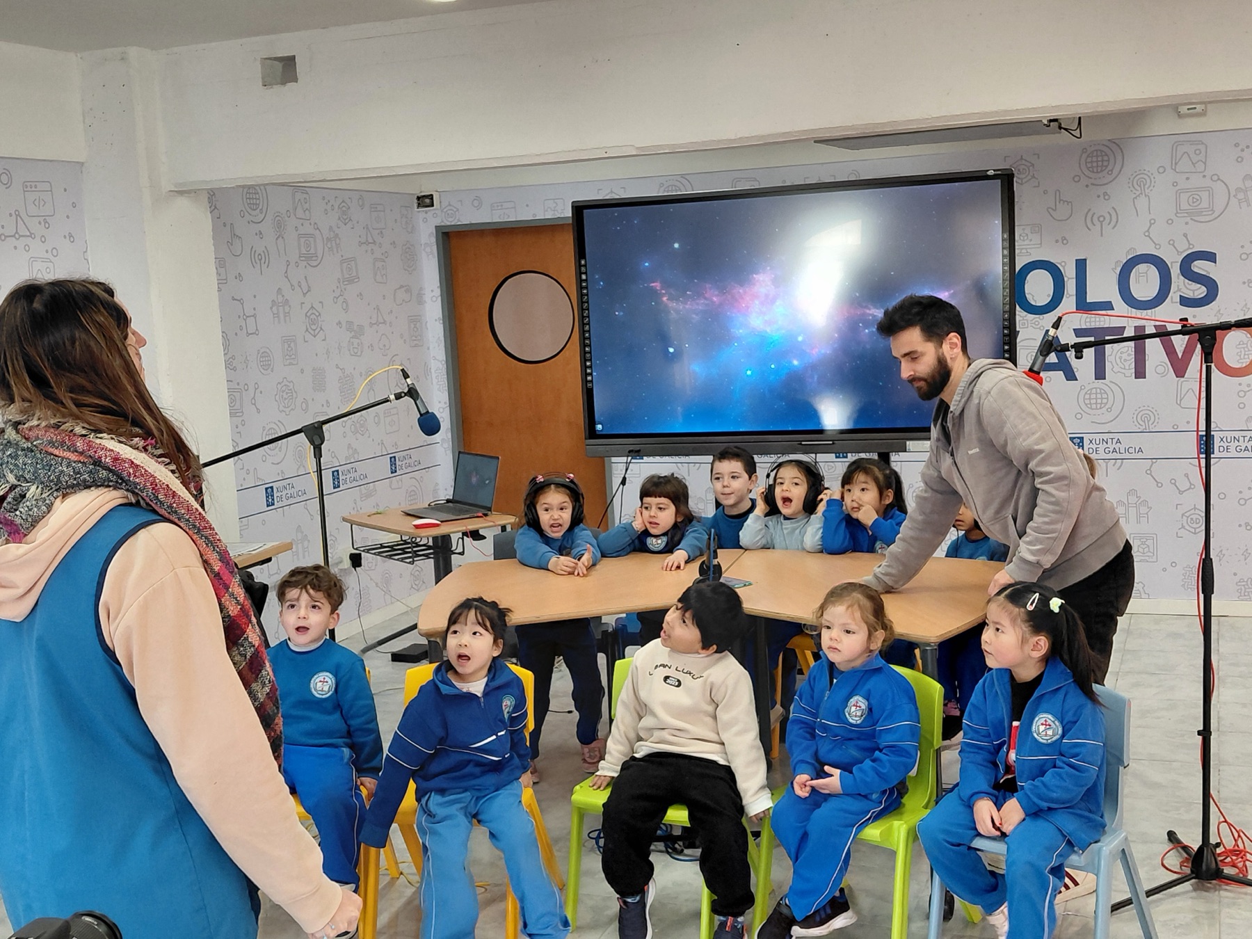 Niñas y niños del Nivel Inicial con auriculares en el estudio de grabación del colegio