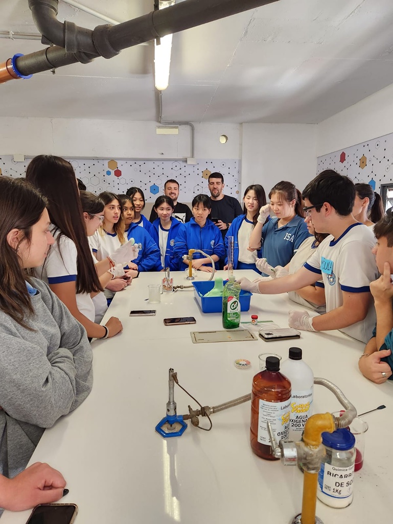 Estudiantes del Nivel Secundario alrededor de la mesada durante un experimento en el laboratorio de Ciencias