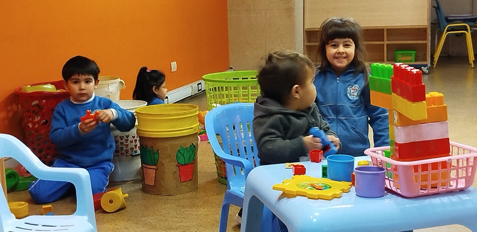 Niñas y niños del Nivel Inicial jugando con bloques en la ludoteca