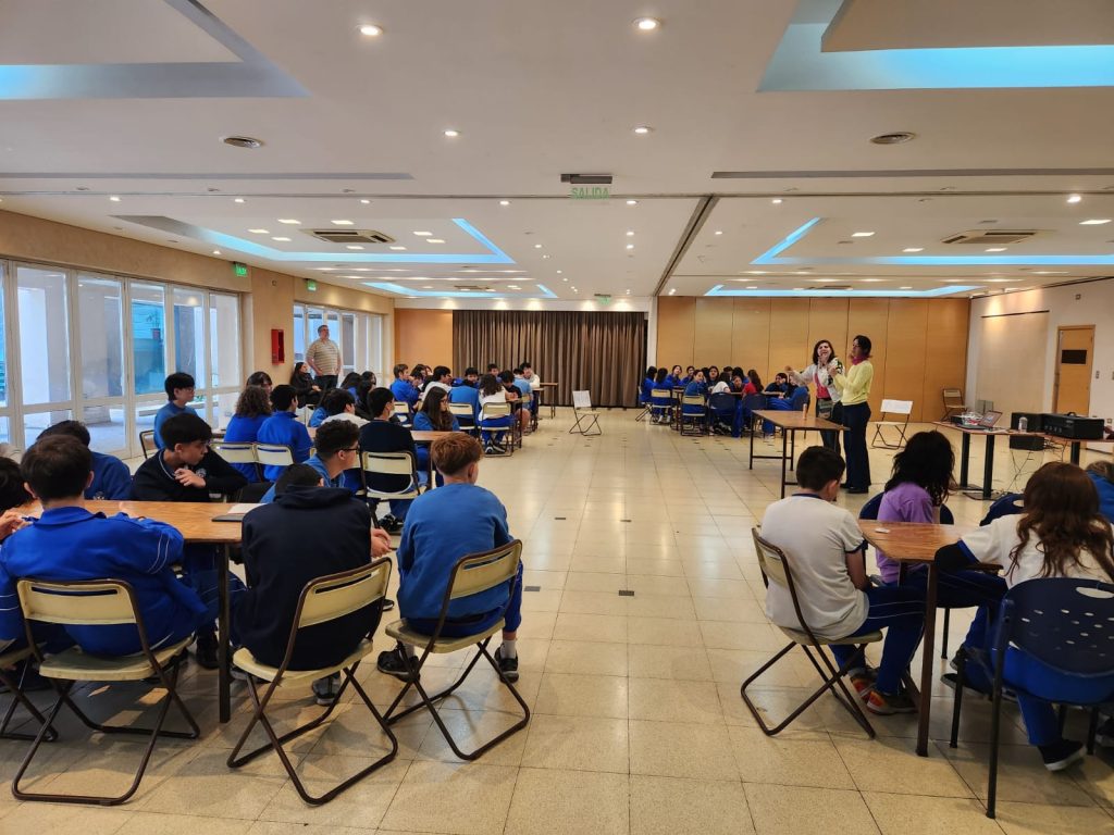 Salón de usos múltiples de la sede Mitre durante un encuentro