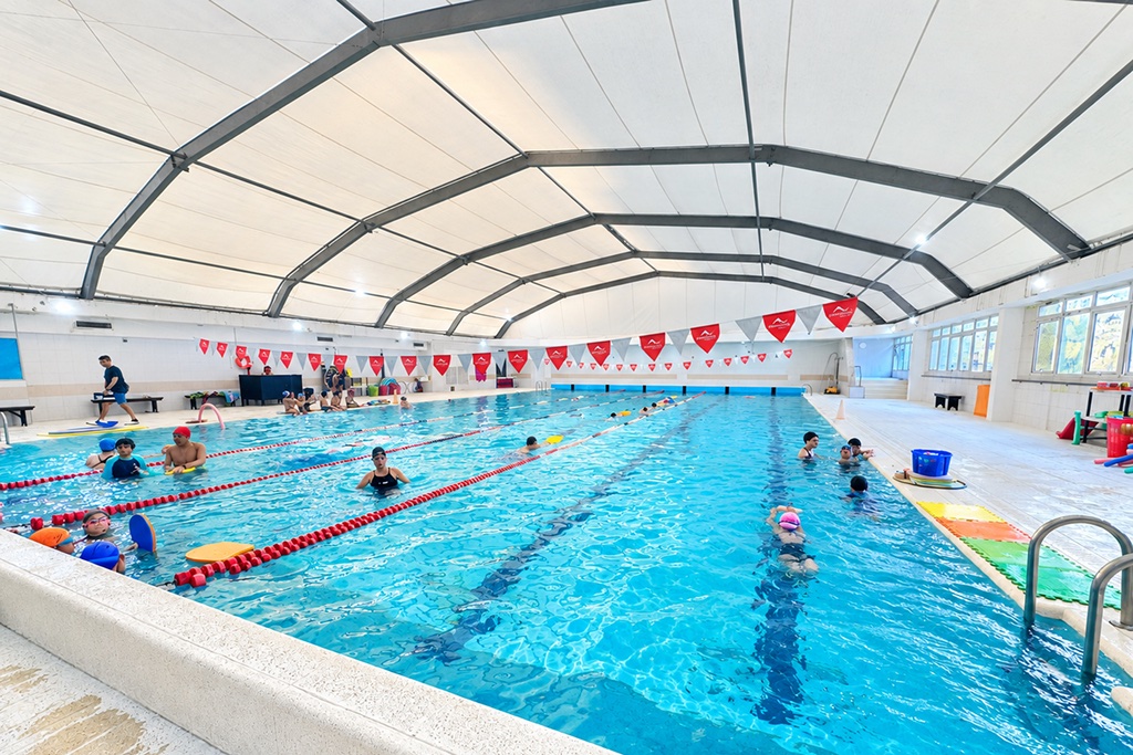 Natatorio cubierto de Keltia Ximnasio con estudiantes en clase de natación
