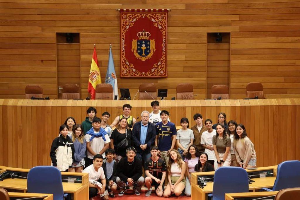 Estudiantes participando de una sesión en un hemiciclo parlamentario