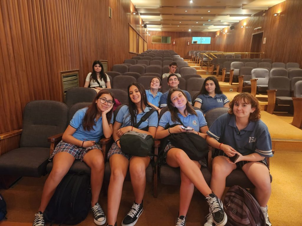 Estudiantes del Nivel Secundario en la biblioteca del colegio