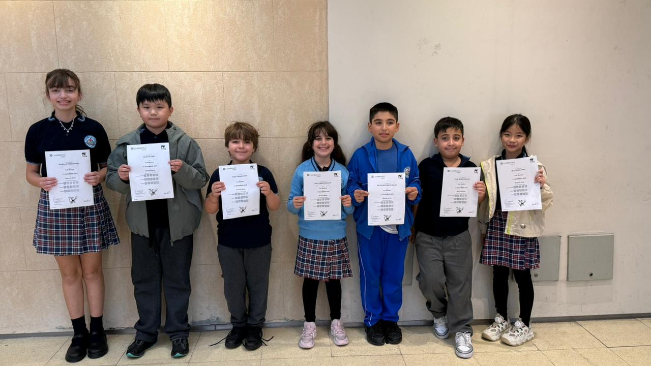 Estudiantes del Nivel Primario mostrando sus certificados de exámenes Cambridge