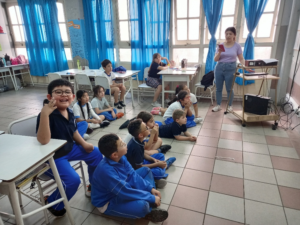 Estudiantes del Nivel Primario trabajando en un taller en el aula