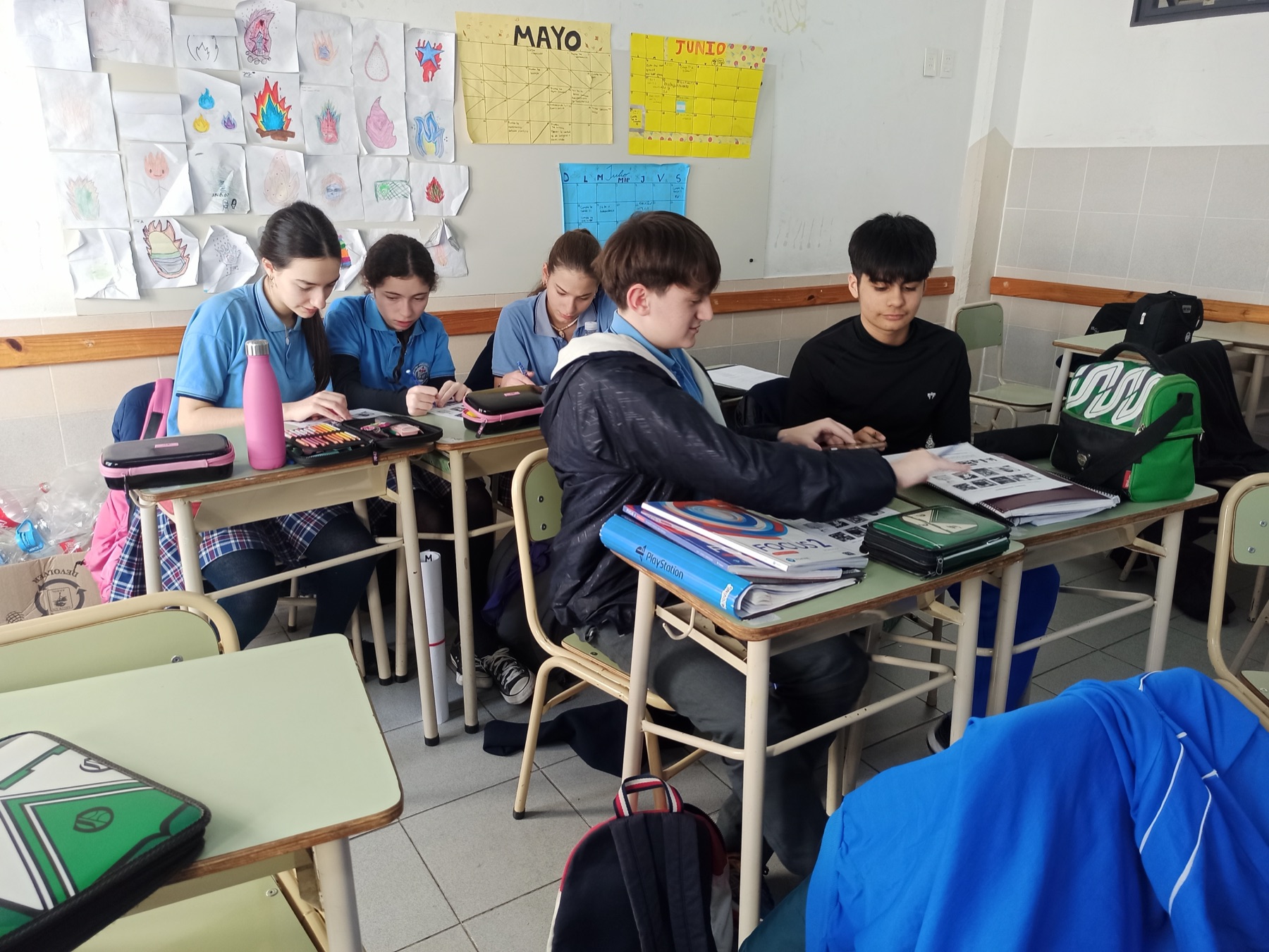 Estudiantes del Nivel Secundario trabajando en el aula