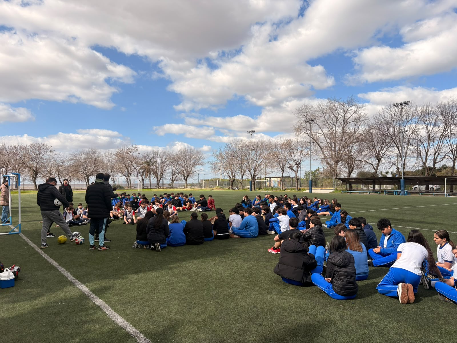 Estudiantes del Nivel Secundario en ronda en el campo de deportes